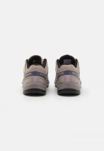 Походные кроссовки