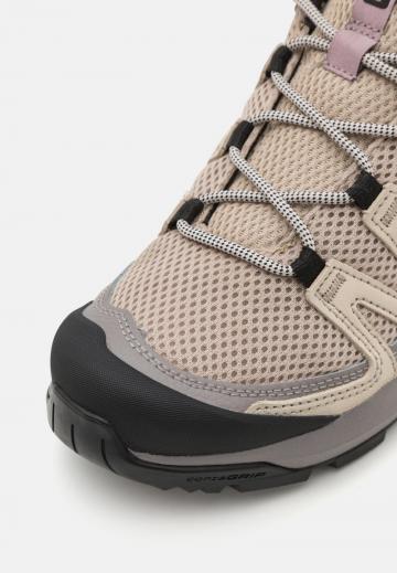 Походные кроссовки