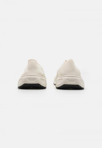 Походные кроссовки