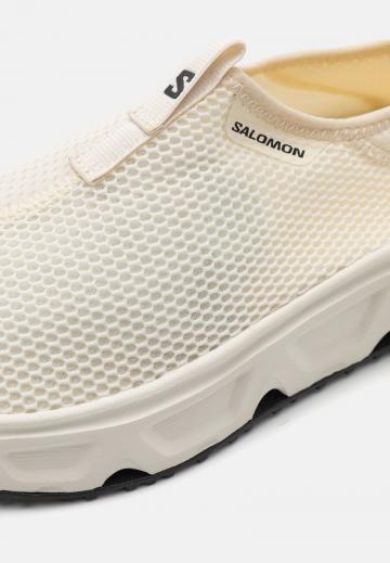 Походные кроссовки