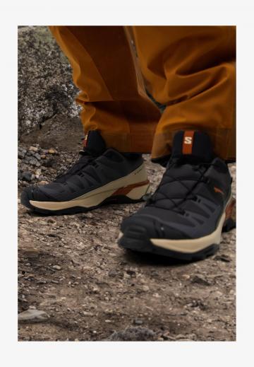 Походные кроссовки