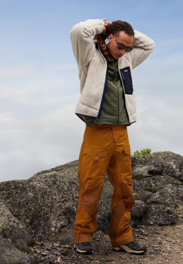 Походные кроссовки