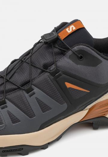 Походные кроссовки