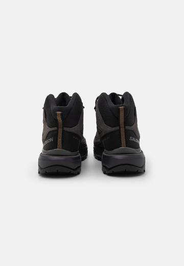 Походные кроссовки