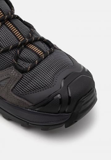 Походные кроссовки