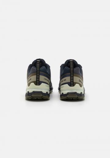 Походные кроссовки