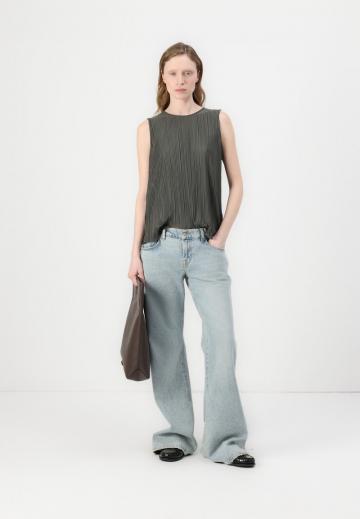 Блузка без рукавов