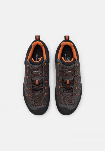 Походные кроссовки