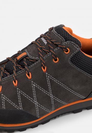 Походные кроссовки