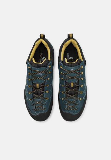 Походные кроссовки