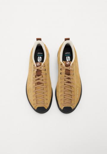 Походные кроссовки