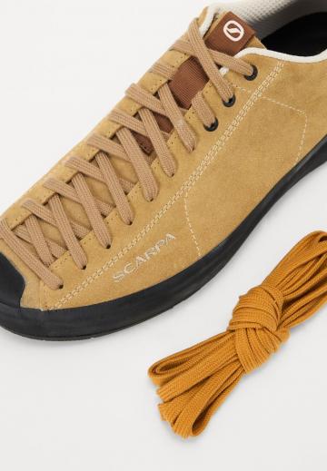 Походные кроссовки