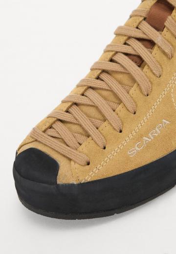 Походные кроссовки