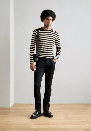 Узкие джинсы