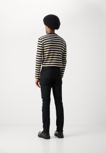 Узкие джинсы