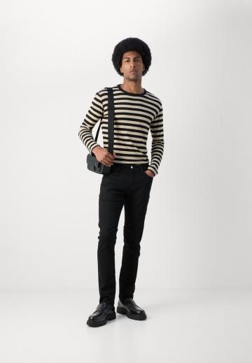 Узкие джинсы