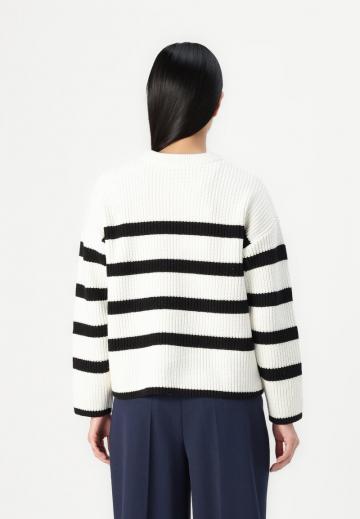 Пуловер в полоску