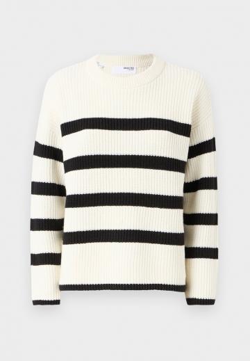 Пуловер в полоску