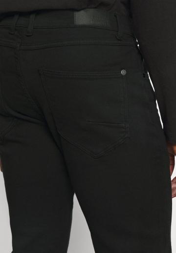 Узкие джинсы