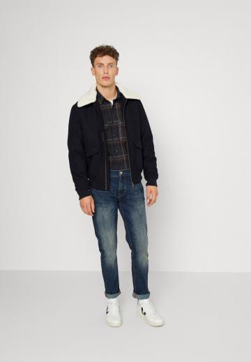 Узкие джинсы