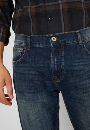 Узкие джинсы