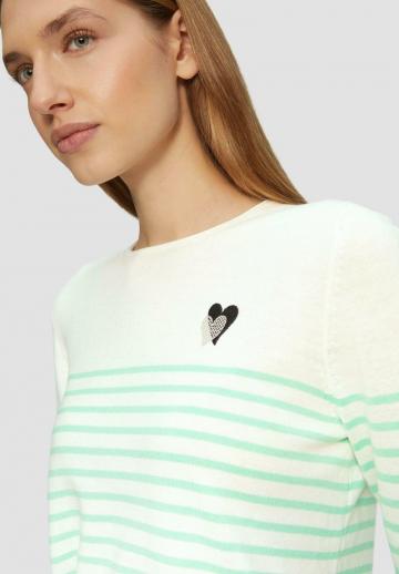 Пуловер в полоску