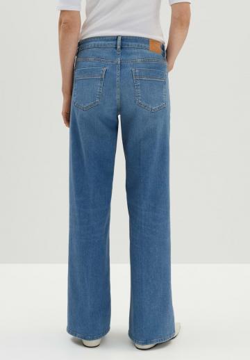 Прямые джинсы