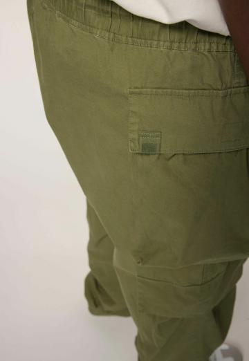 Брюки с накладными карманами