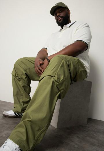 Брюки с накладными карманами