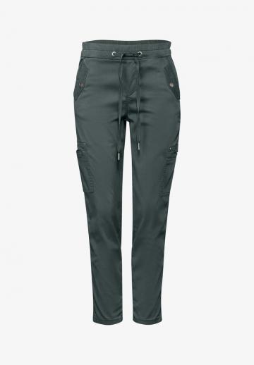 Брюки с накладными карманами