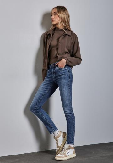 Короткие джинсы