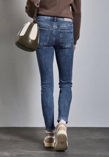 Короткие джинсы