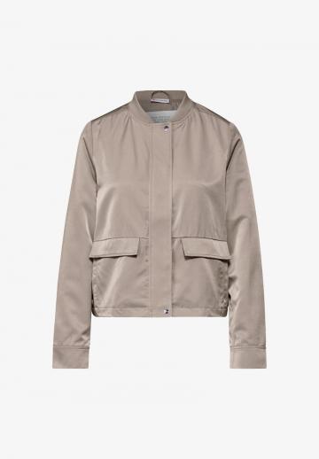 Куртка с накладнымит карманами