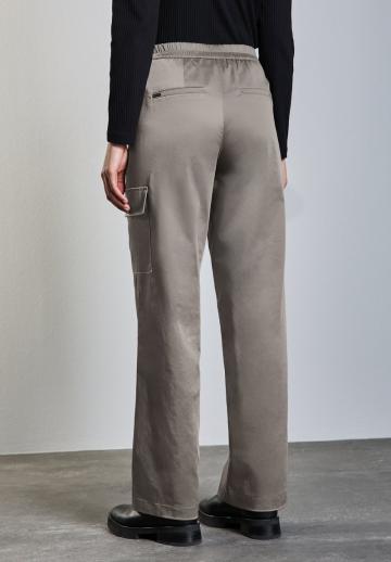 Брюки с накладными карманами