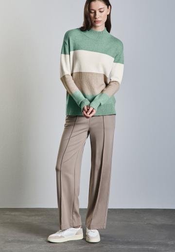 Пуловер в полоску