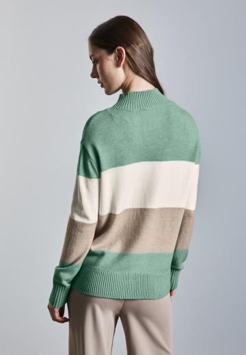Пуловер в полоску