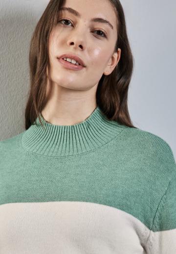 Пуловер в полоску