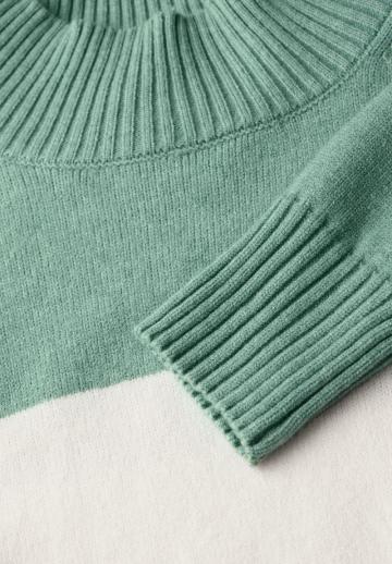 Пуловер в полоску