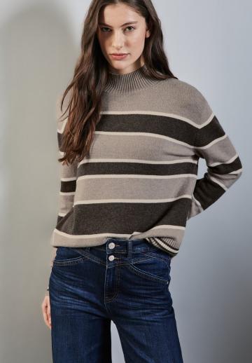 Пуловер в полоску