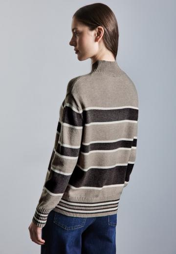 Пуловер в полоску