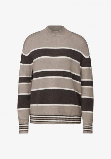 Пуловер в полоску