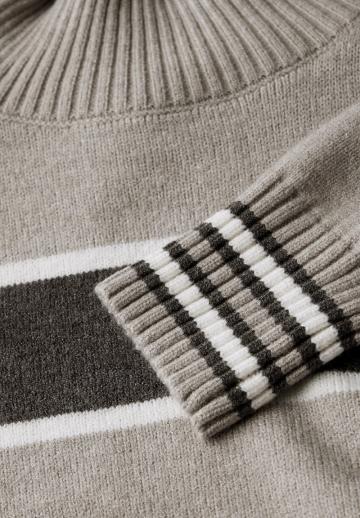 Пуловер в полоску