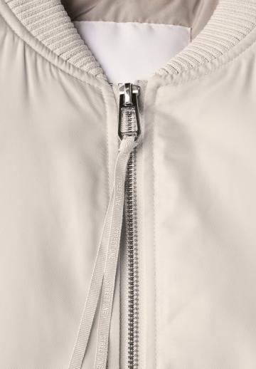 Куртка с накладнымит карманами