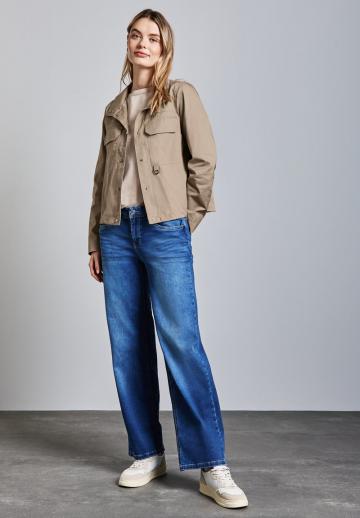 Куртка с накладнымит карманами