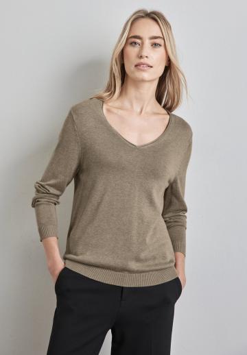 Пуловер с вырезом V