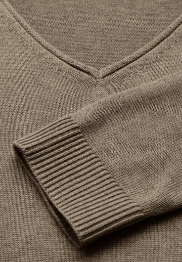Пуловер с вырезом V