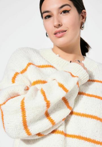 Пуловер в полоску