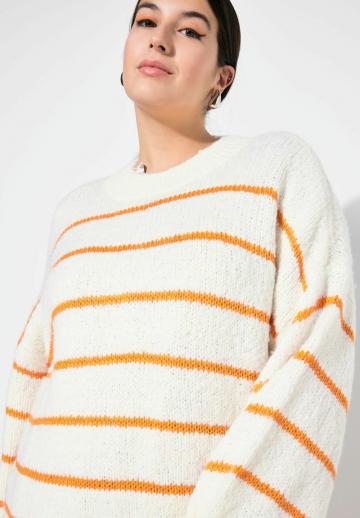 Пуловер в полоску
