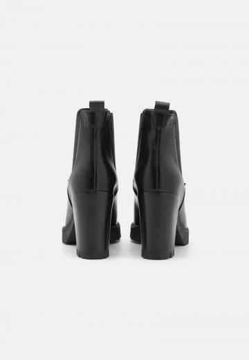 Полусапожки на высоком каблуке