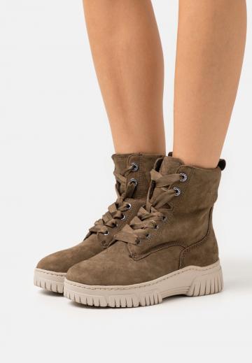 Ботинки на шнуровке